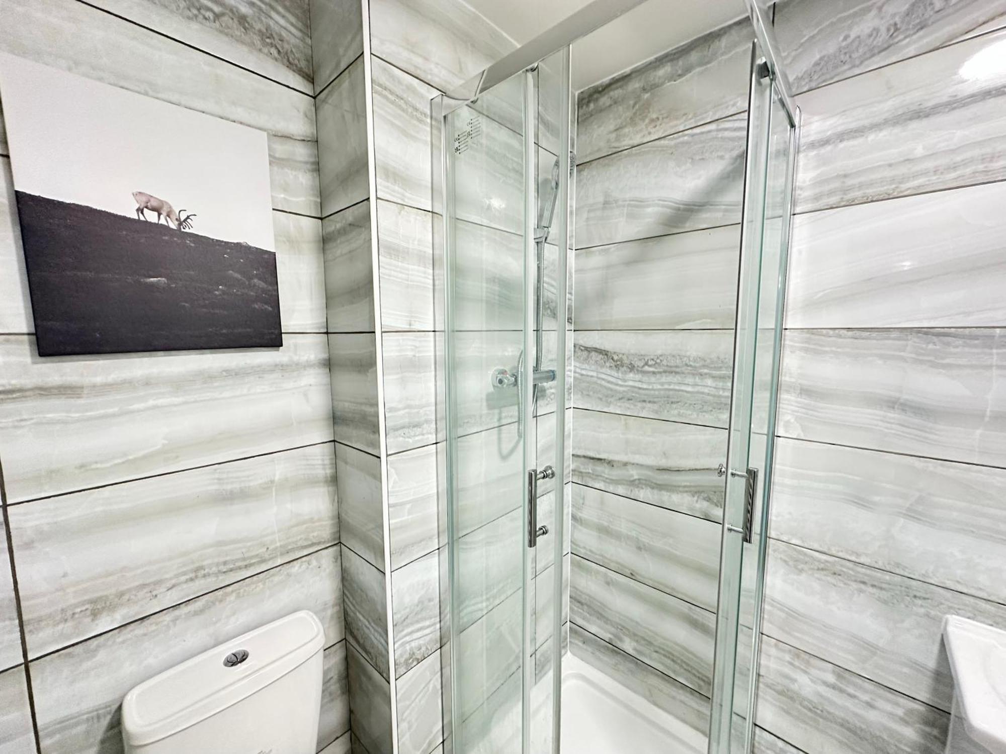Olive Immaculate Wembley Apartment, 15mins To London, By Edens Apartment *